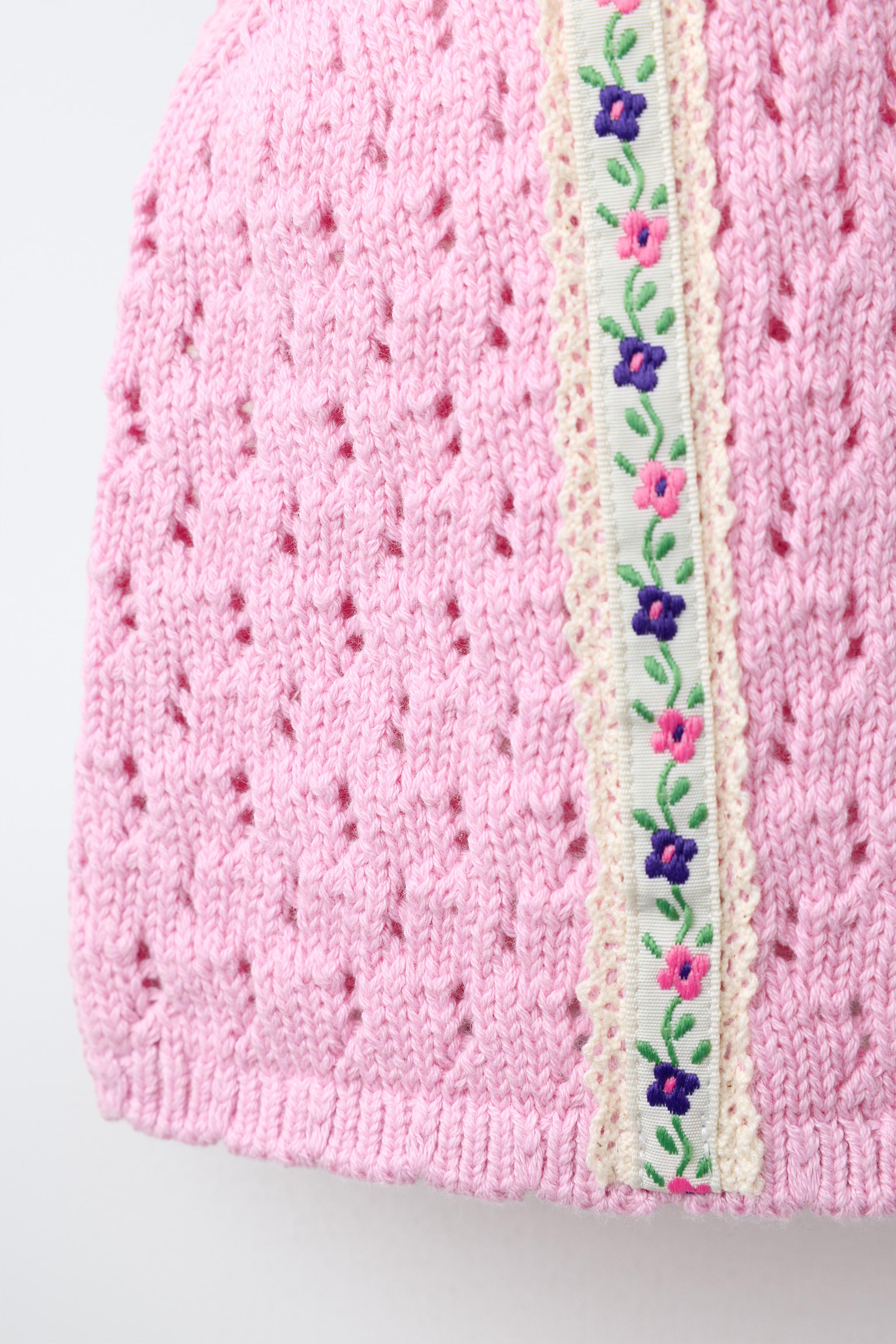 EMBROIDERED FLOWER KNIT TOP